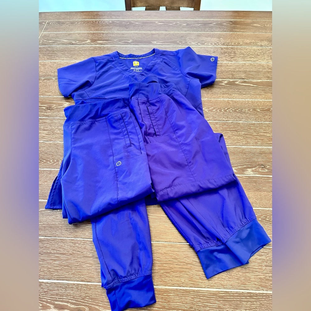 WonderWink 123 GRAPE small scrub top, small joggers, small tall joggers SET